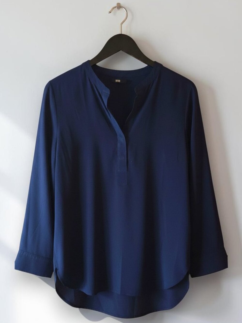 UNIQLO Navy Blue Rayon Blend Popover Blouse Small Long Sleeve Split Neck EUC